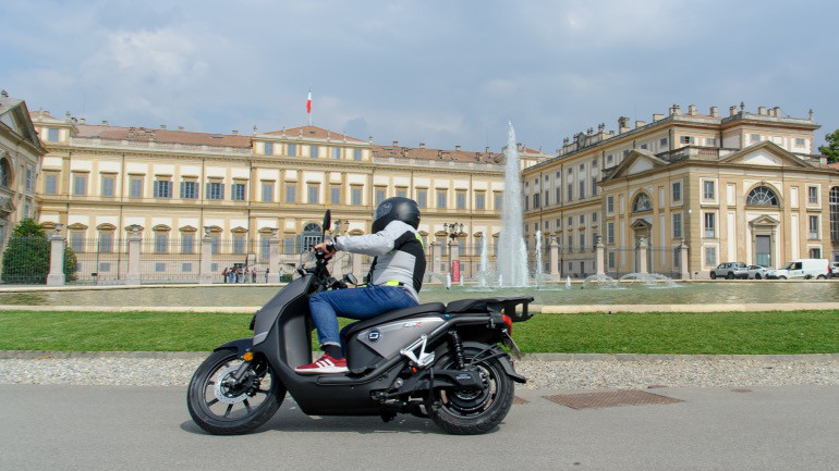 Οδηγούμε Super Soco CPX στην Μόντσα!